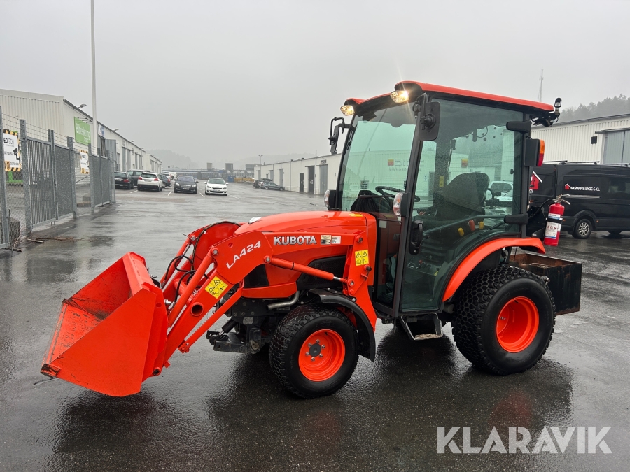 Kompakttraktor Kubota B2650 med lastare & skopa, plog, spridare, gafflar & bakvikt