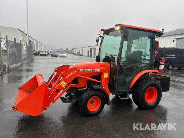 Kompakttraktor Kubota B2650 med lastare & skopa, plog, spridare, gafflar & bakvikt
