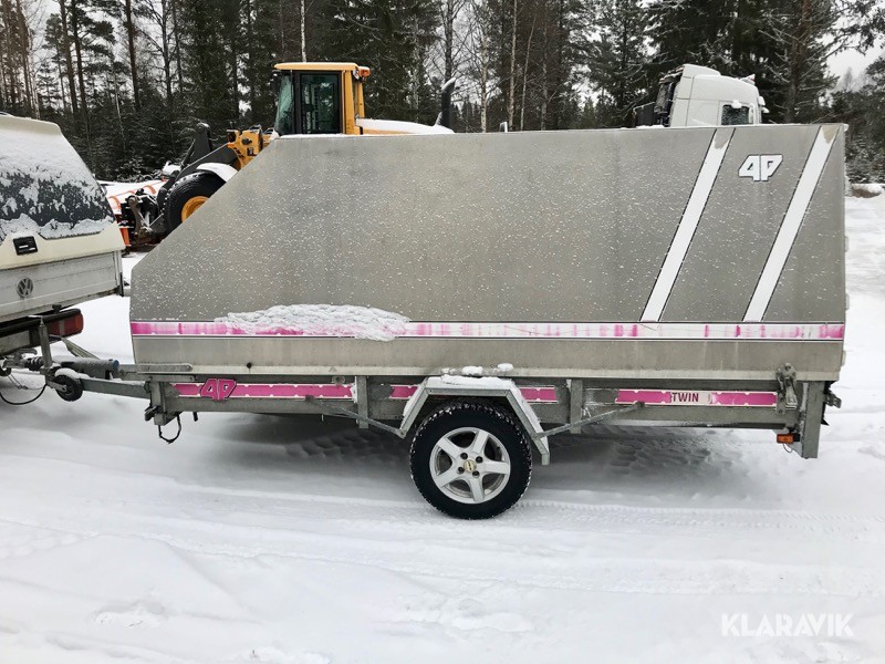 Släpvagn med kåpa