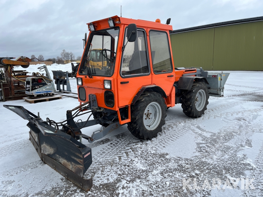Redskapsbärare Holder C6000 med Vikplog och sandspridare