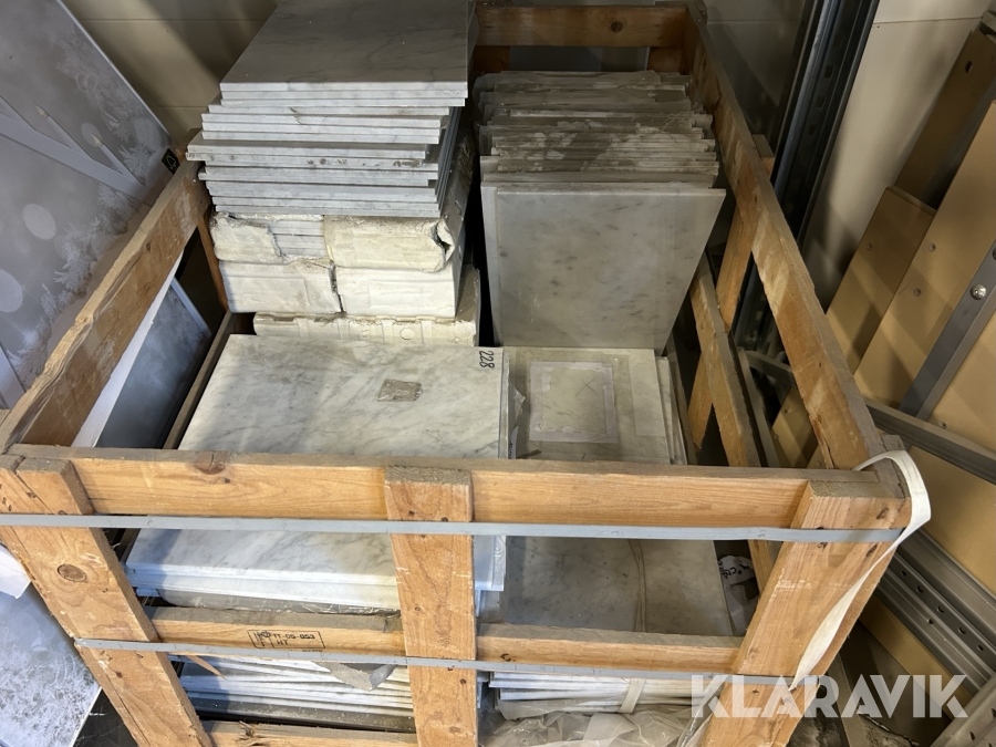 Blandad pall med Bianco Carrara-marmor i olika storlekar och ytbehandling cirka 17m2