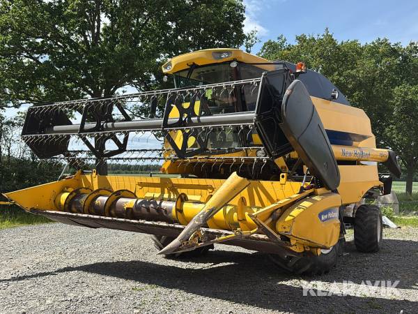 Skördetröska New Holland TC 5070 17 fot med vagn