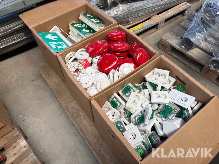 Brandlarm, vägguttag och nödutgångsskyltar