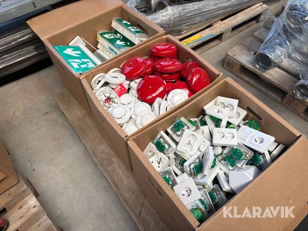 Brandlarm, vägguttag och nödutgångsskyltar