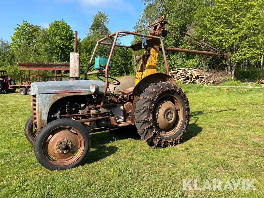 Veterantraktor Massey-Ferguson Grålle med kran och skogsvagn