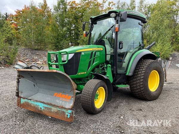 Traktor John Deere 4066R med vikplog & sandspridare