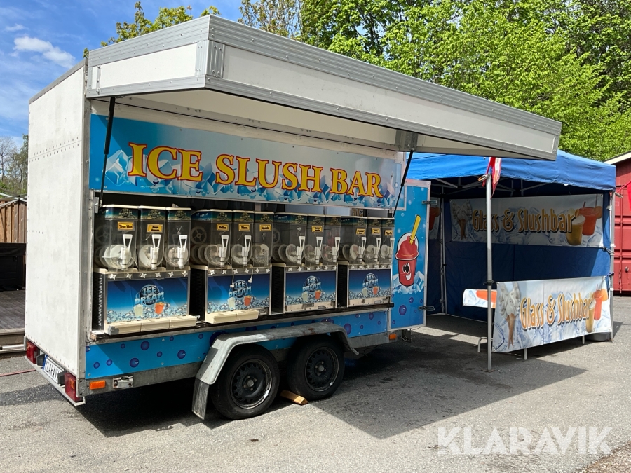 Glass och slush vagn med försäljnigstält och banderoller