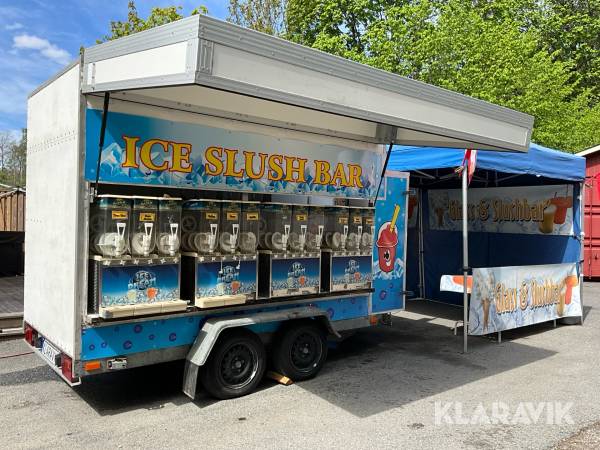 Glass och slush vagn med försäljnigstält och banderoller