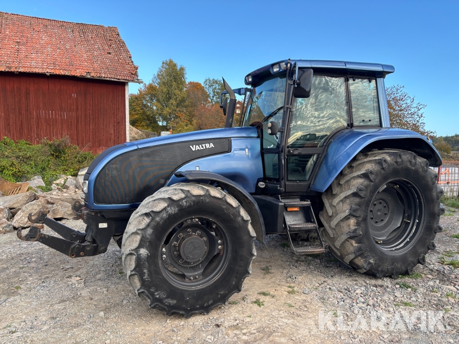 Traktor Valtra T170-4 med frontlyft