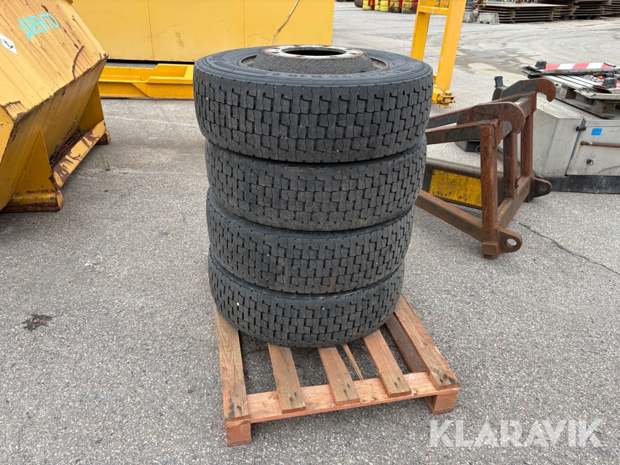 Däck på fälg Continental 245/70R19,5 fyra styck