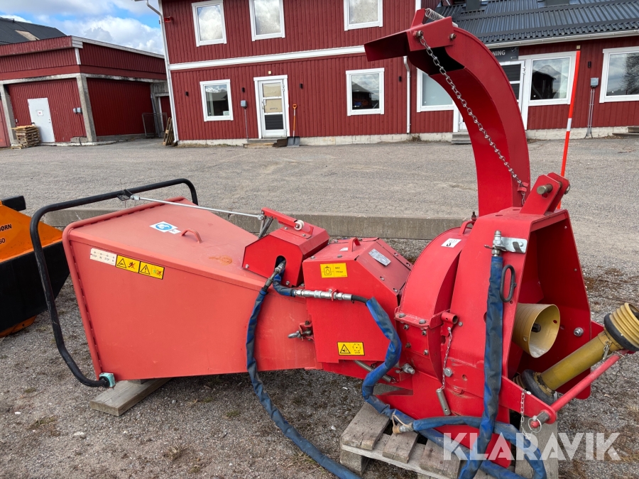 Traktordriven flishugg Farmi Forest CH 180