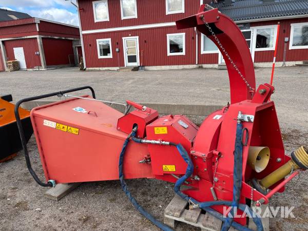 Traktordriven flishugg Farmi Forest CH 180