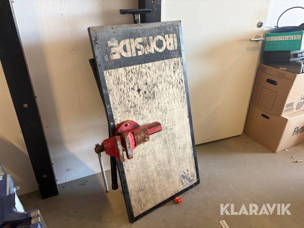 Arbetsbord Ironside med skruvstäd