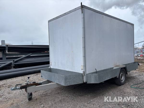 Släpvagn med elverk Bil I Plåtsläp