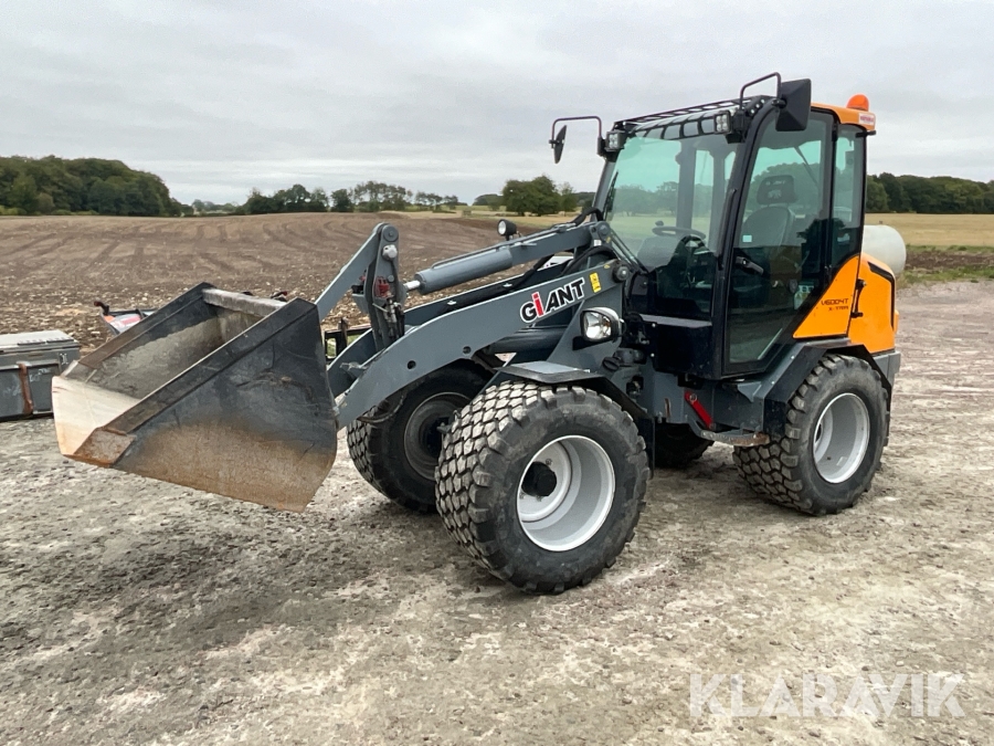 Hjullastare Giant V6004T X med många redskap
