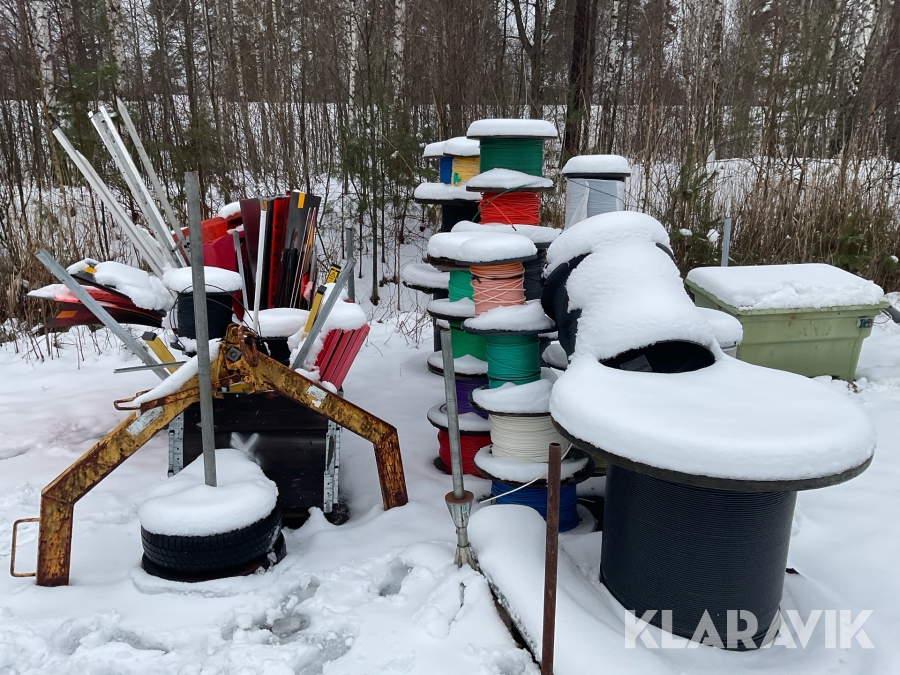 Blandat parti fiberkabel, trummor, skyltar