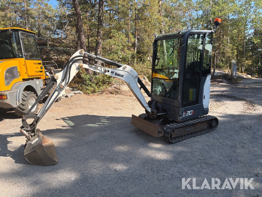Grävmaskin Bobcat E20Z med släp och redskap