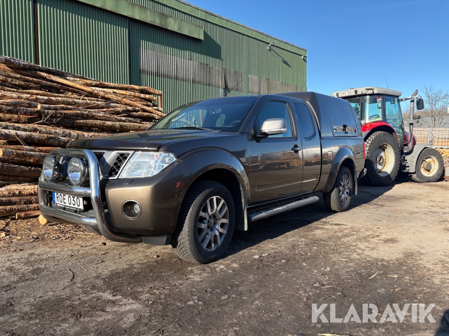 Pickup Nissan Navara med kåpa