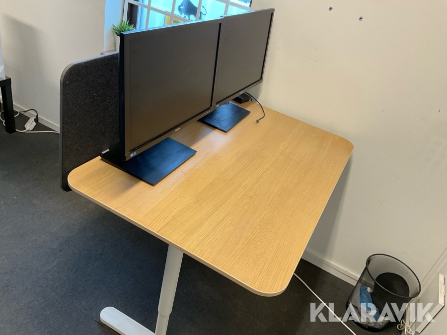 Skrivbord med 2 skärmar