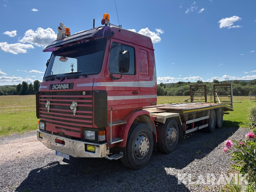 Lastbil Scania R143H med maskinflak