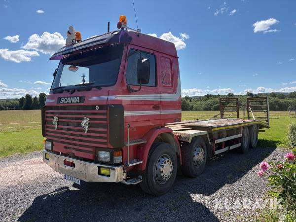Lastbil Scania R143H med maskinflak
