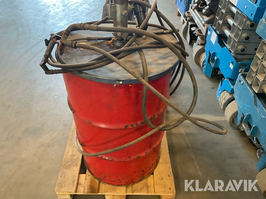 Smörjfett på fat med pump