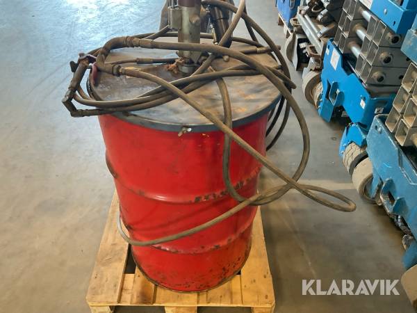 Smörjfett på fat med pump