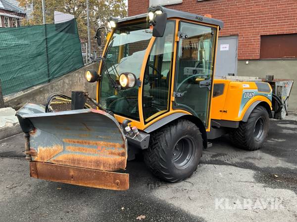 Redskapsbärare Belos Trans Giant med vikplog & sandspridare