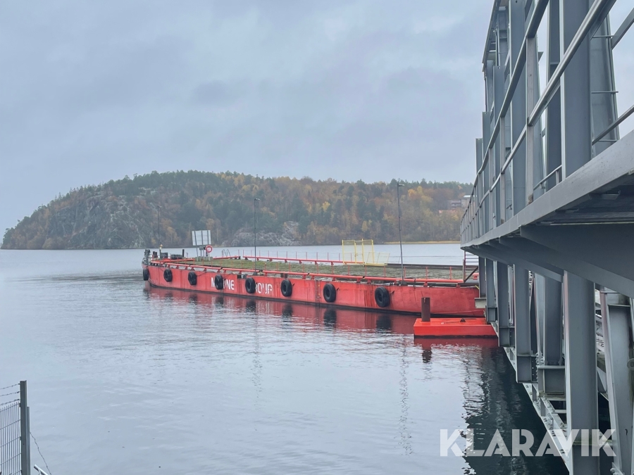 Pråm Carrier 2 med fackverksbro/körbrygga