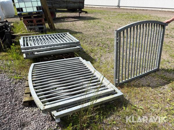 Stålgrindar 9 st Rö i galvat stål för stallfönster