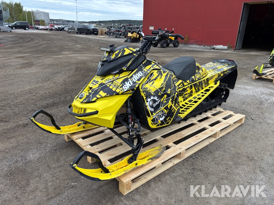 Snöskoter Ski-Doo Summit 800 E-Tec T3, 154