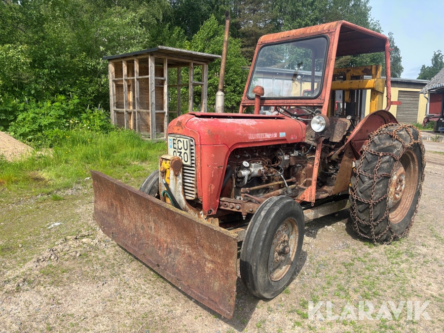 Massey Ferguson 35 med Schaktblad -hydrauliskt utskjut
