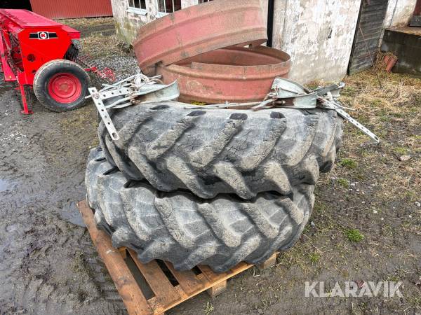 Dubbelmontage Pirelli 18.4-38 med spännare & distansringar