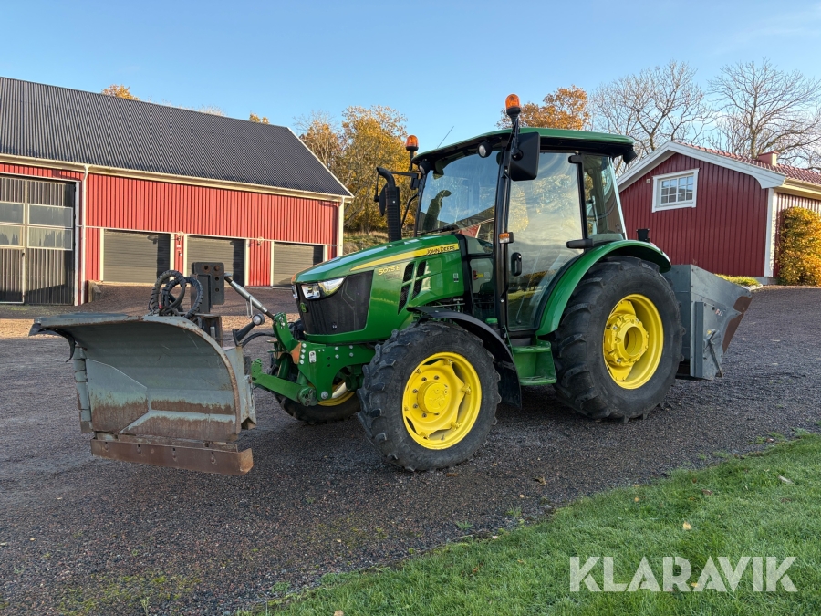Traktor John Deere 5075 E med frontlastare, plog och sandspridare