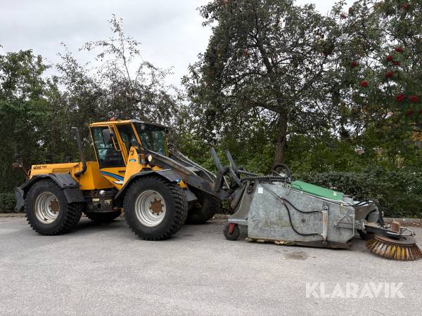 Redskapsbärare Wille 745 med vikplog, sandspridare och sandskopa