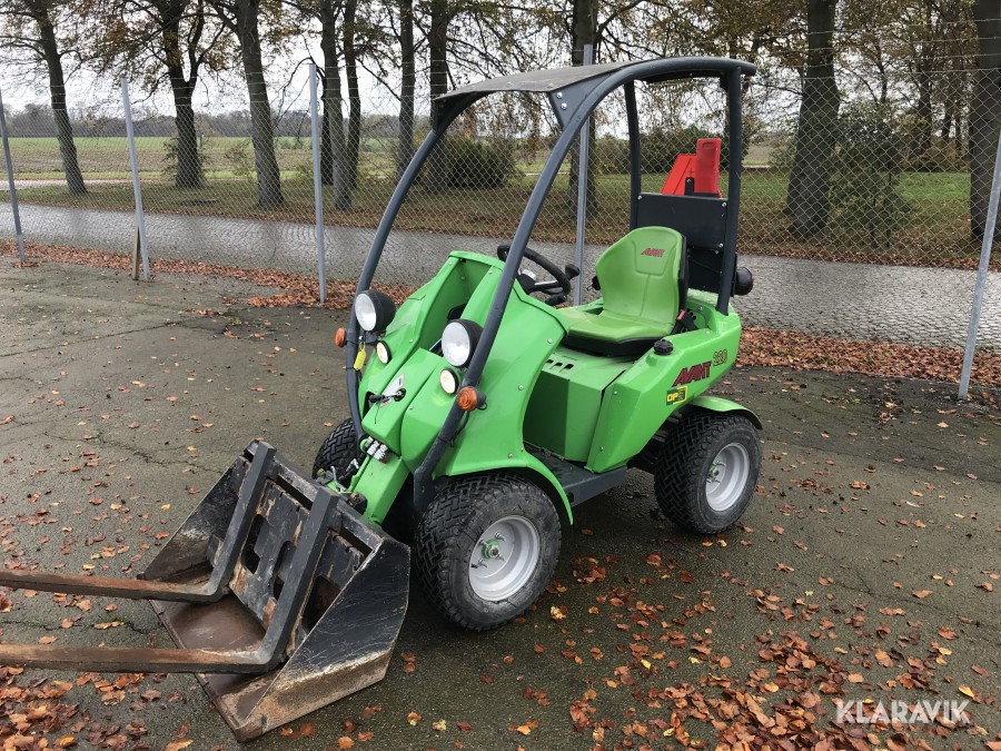 Kompaktlastare Avant 220 med skopa och pallgafflar