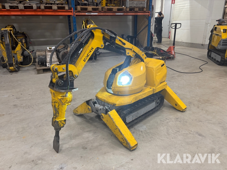 Rivningsrobot Brokk 60 med hydraulhammare