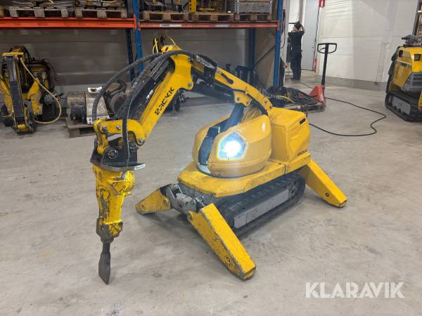 Rivningsrobot Brokk 60 med hydraulhammare