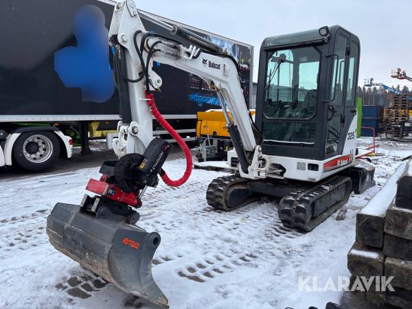 Grävmaskin Bobcat 325D med redskap