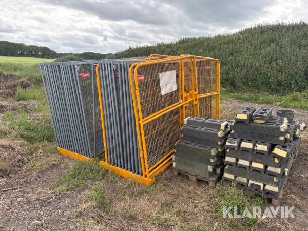 Byggstaket 79 st samt 3 grindar och ca 90 fötter