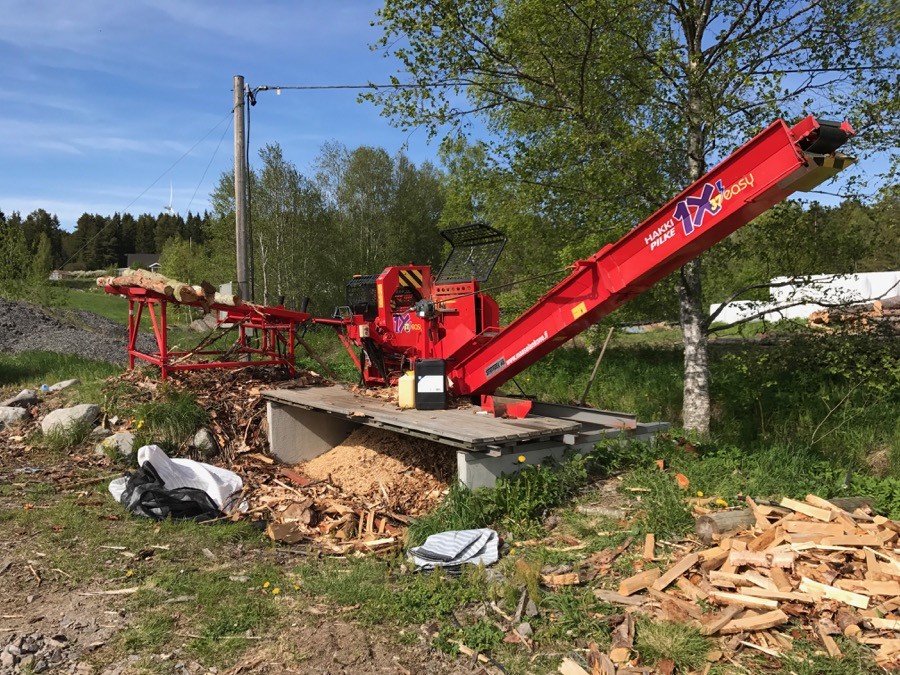 Vedkap med klyv och matarbord