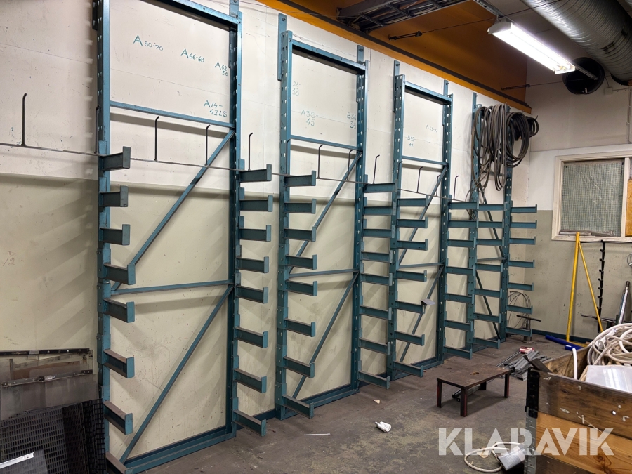 Materialställ och 5 pallar med material