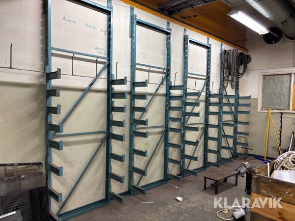 Materialställ och 5 pallar med material