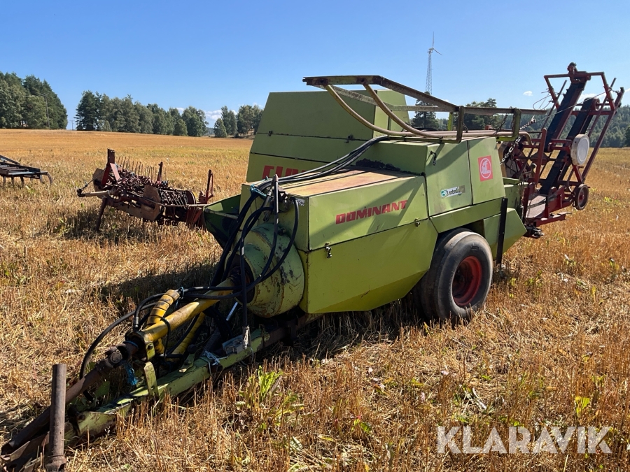 Balpress Claas Dominant med kastare och balbana
