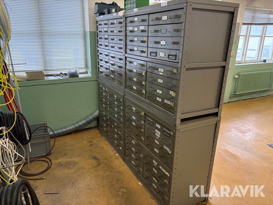 Plåtskåp med diverse utrustning för verktygsbearbetning