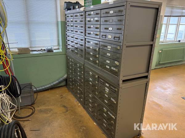 Plåtskåp med diverse utrustning för verktygsbearbetning