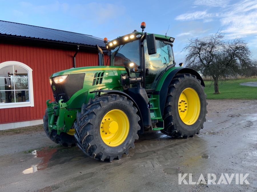 Traktor John Deere 6215 R med frontlyft