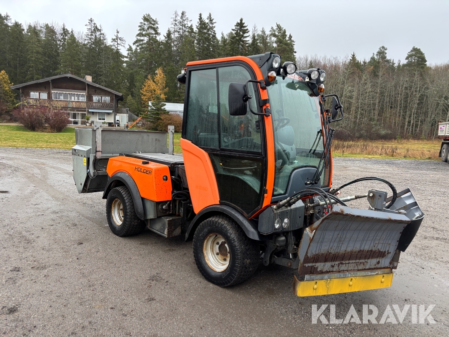 Redskapsbärare Holder B250 med plog och sandspridare