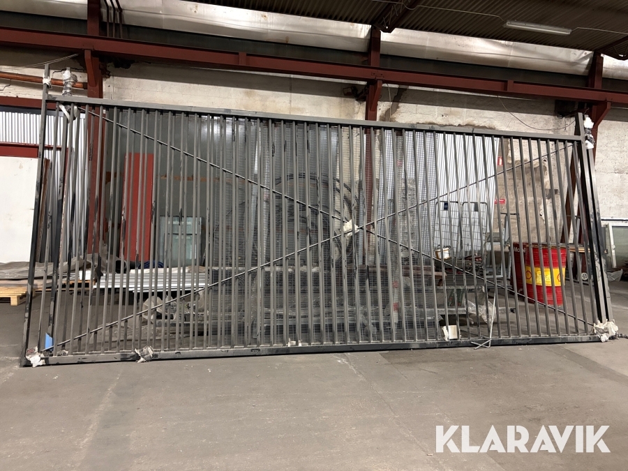 Grindar med tillhörande stolpar och staket