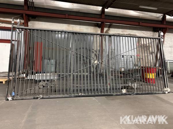 Grindar med tillhörande stolpar och staket